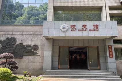 街道上有店铺的石头建筑 AI 生成的内容可能不正确。