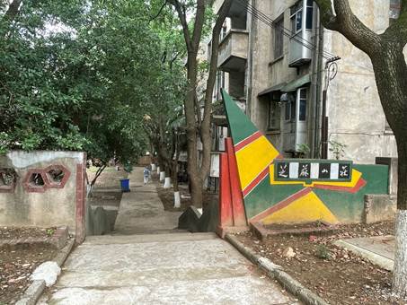 街道边的建筑和树 AI 生成的内容可能不正确。